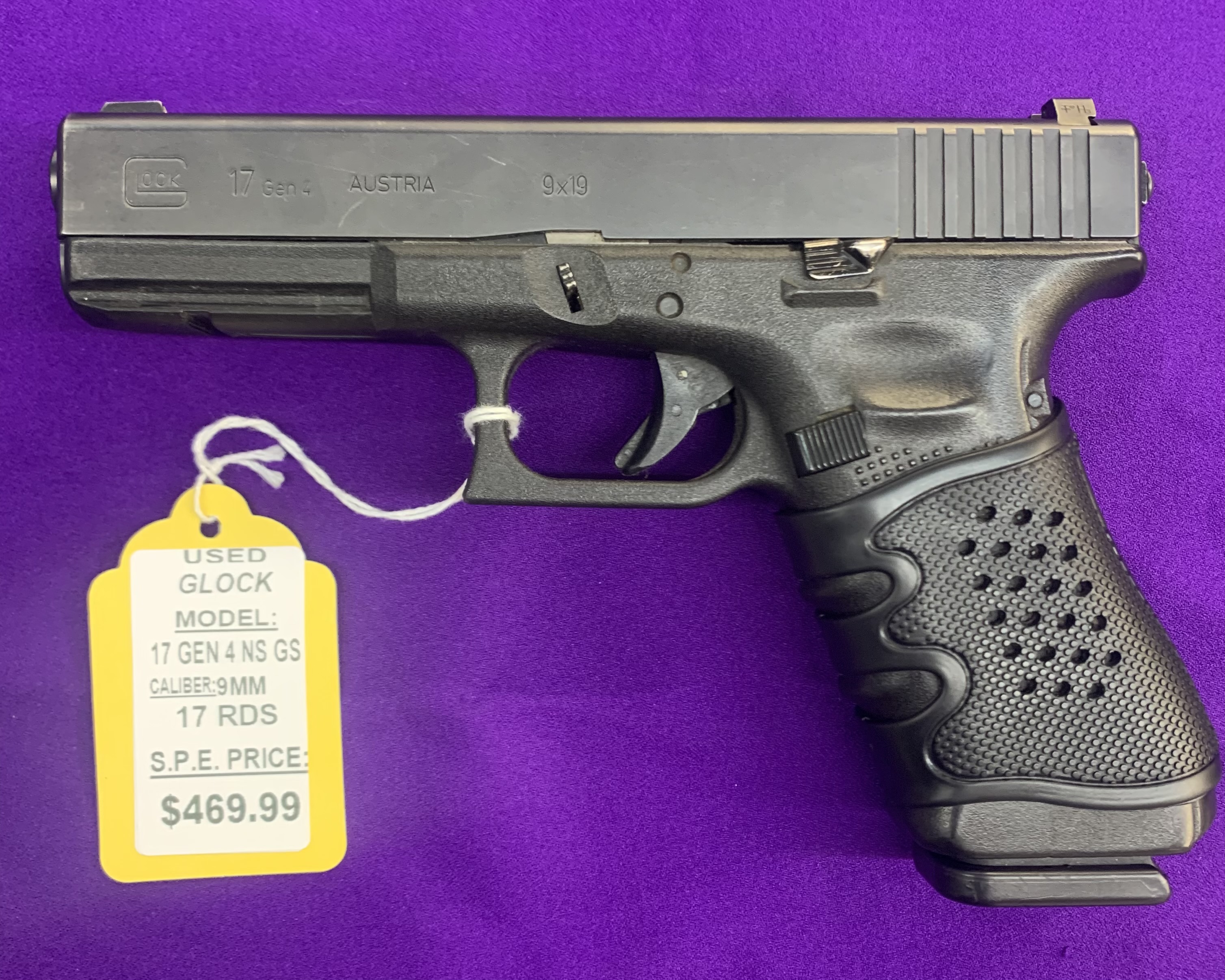 17 GEN 4 W/ NIGHT SIGHTS AND GRIP SLEEVE (USED)
